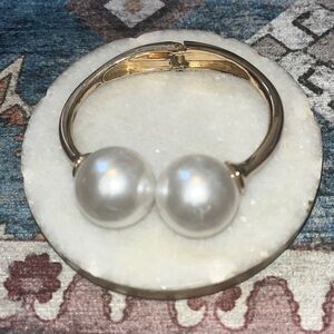 Gold bracelet with Pearl Accents